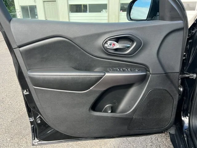 Used 2019 Diamond Black Crystal Pearlcoat Jeep Latitude image 16