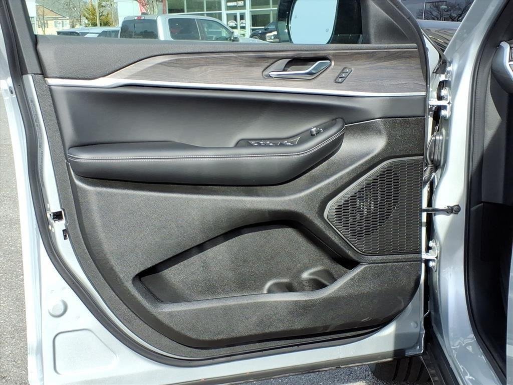 New 2025 Silver Zynith Exterior Paint Jeep Limited image 4