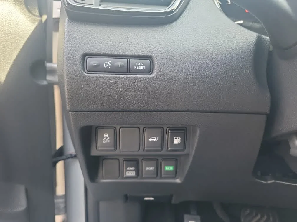 Used 2018 Brilliant Silver Nissan SV image 17
