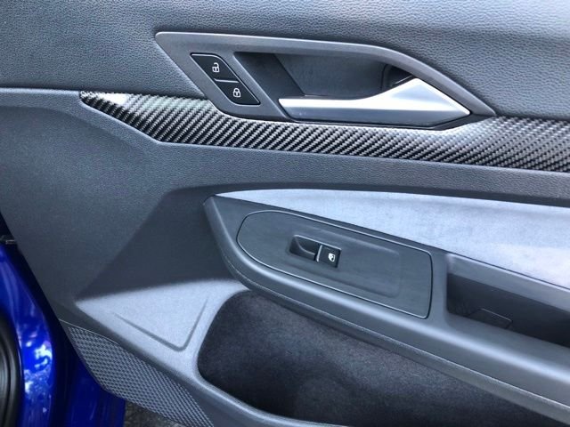 Used 2025  Volkswagen 2.0T image 16