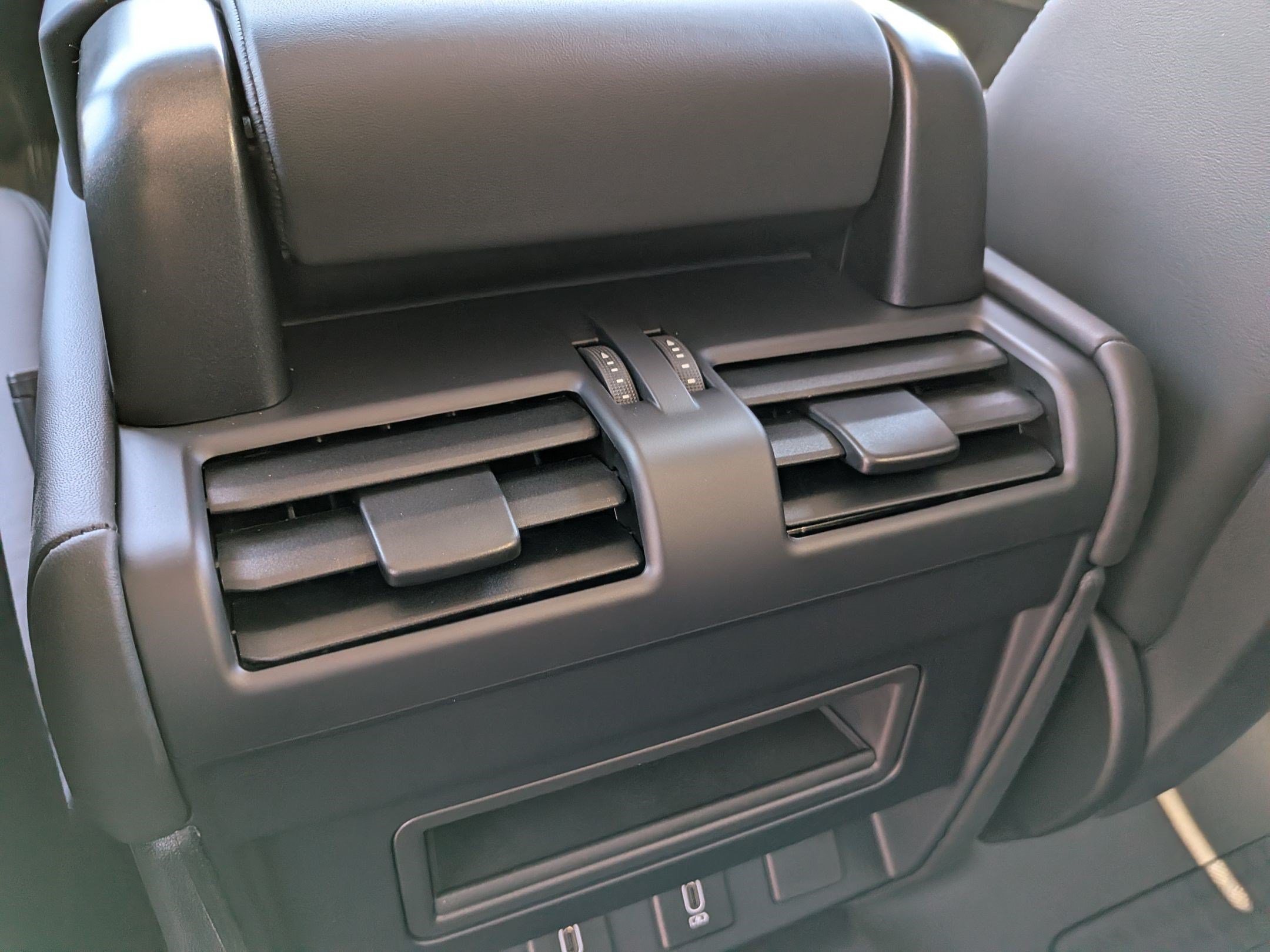 New 2026 Santorini Black Land Rover P400 X-Dynamic SE image 27