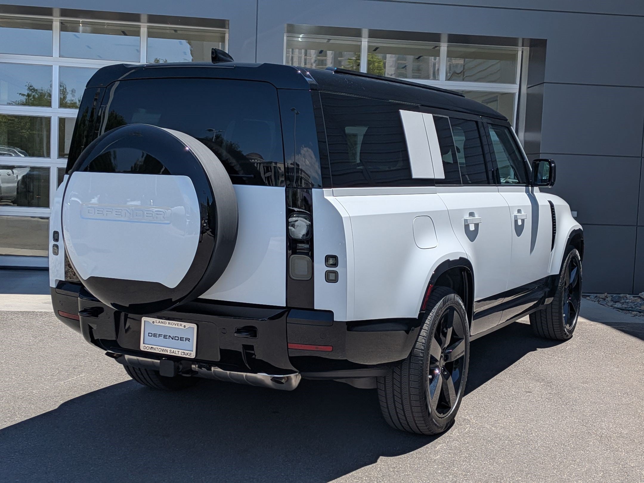 New 2026 Fuji White Land Rover P400 X-Dynamic SE image 5
