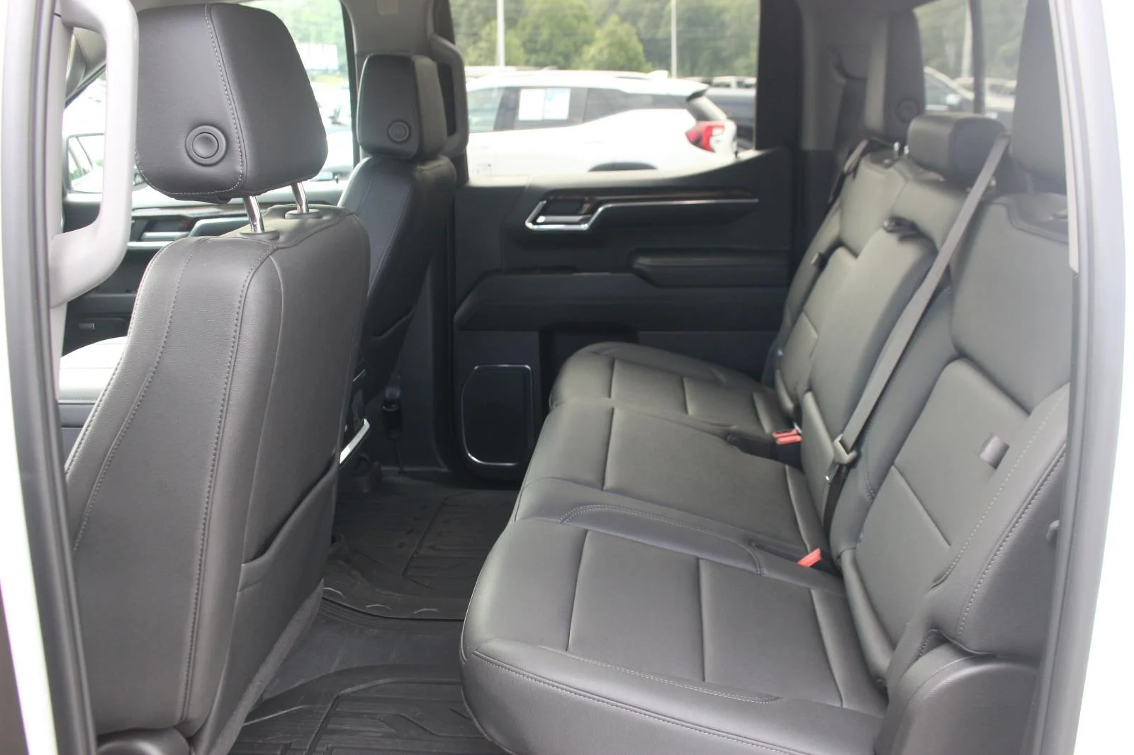 Used 2024 Summit White GMC Elevation image 32