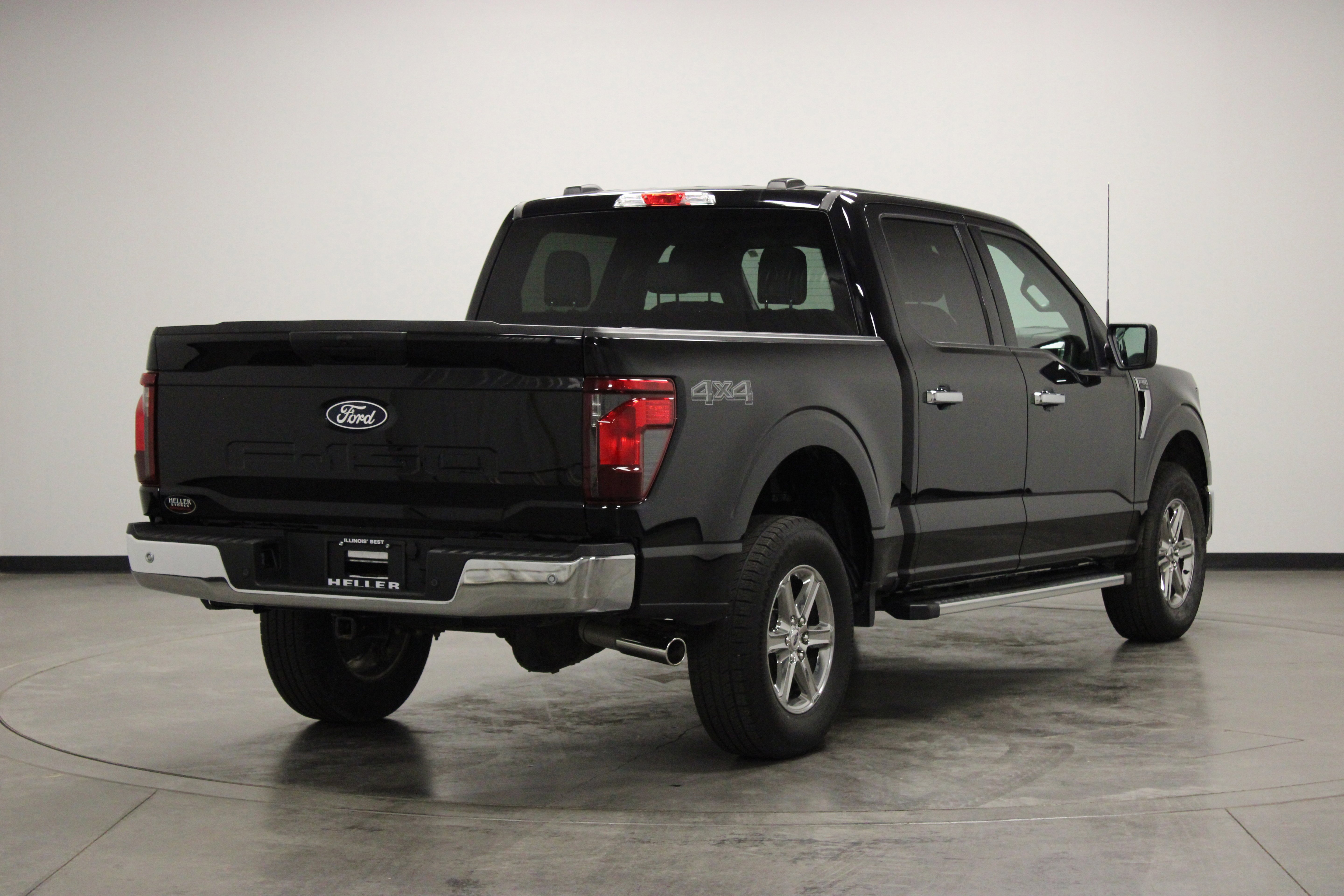 Used 2025 Agate Black Metallic Ford XLT image 8