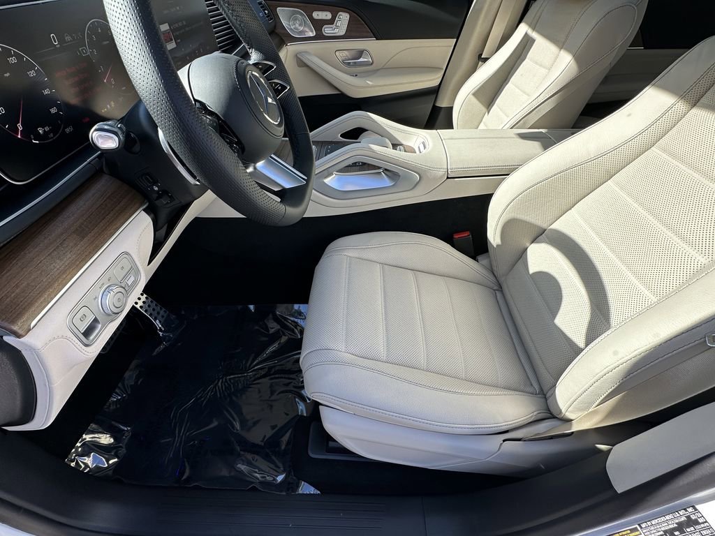 New 2026 MANUFAKTUR Moonlight White Metallic Mercedes-Benz GLS 450 image 10