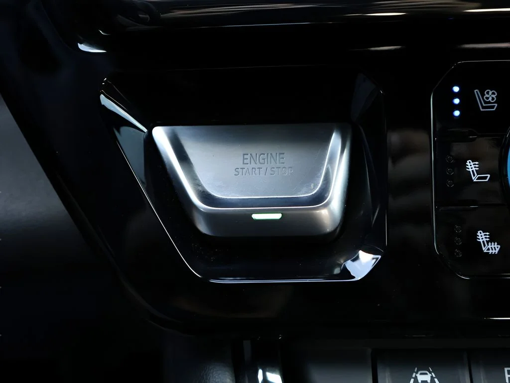 Used 2023 White GMC AT4 image 28