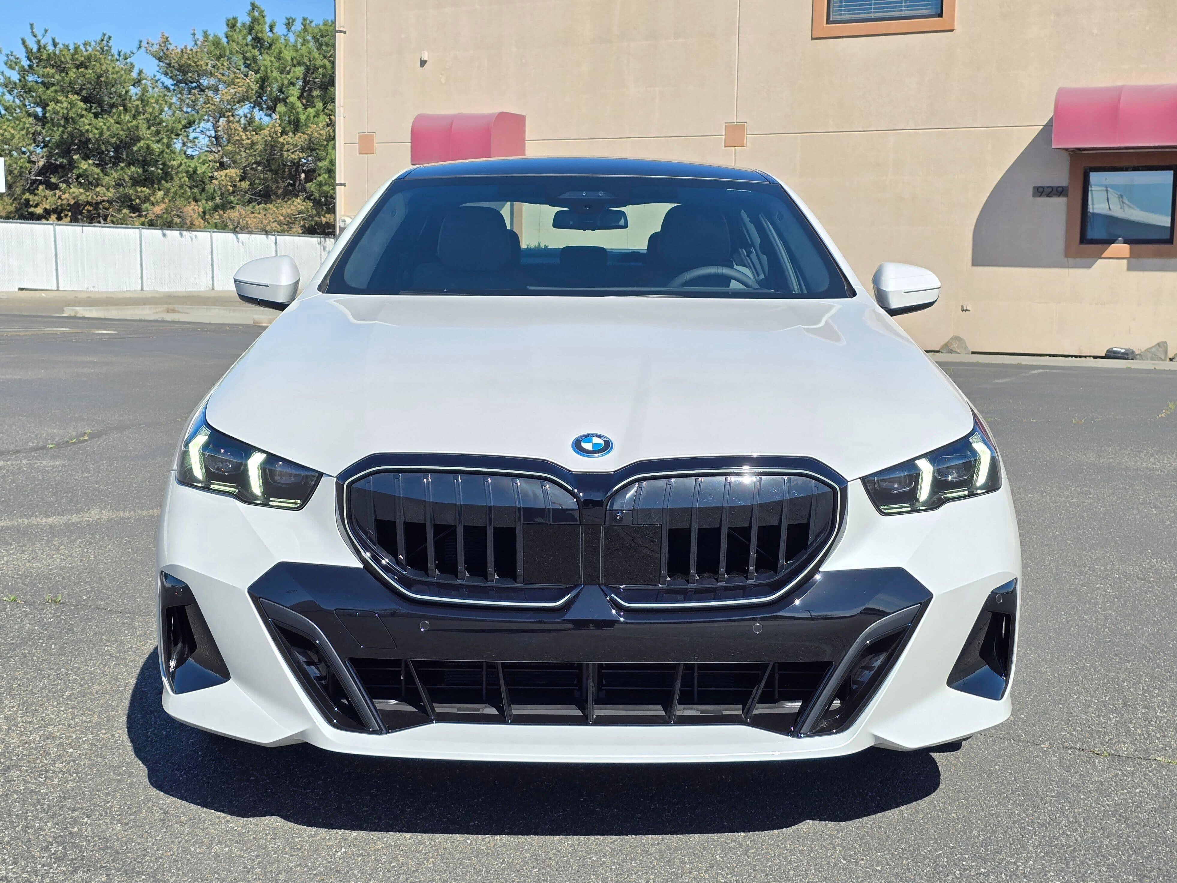 2026 BMW 5 Series 550e - Photo 6
