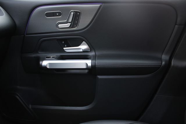 Used 2022  Mercedes-Benz GLB 250 image 19