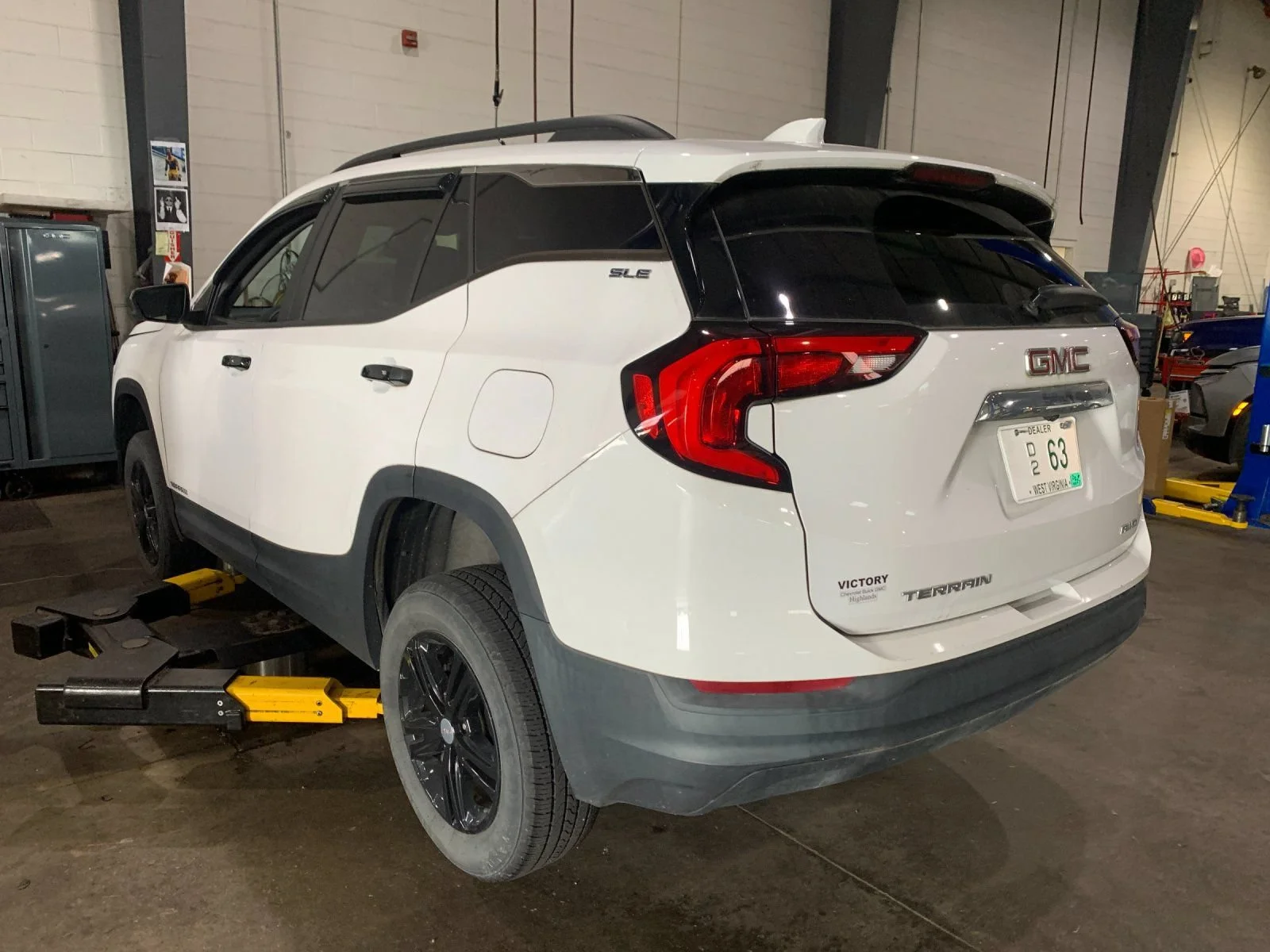 Used 2021 SUMMIT WHITE GMC SLE image 5
