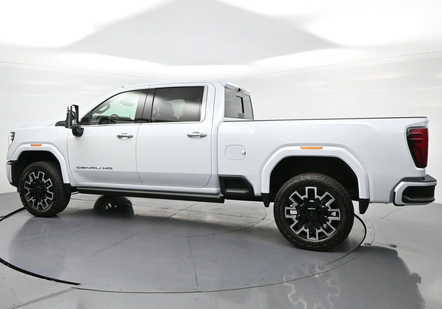 Used 2026 Glacier White Tricoat GMC Denali Ultimate image 5