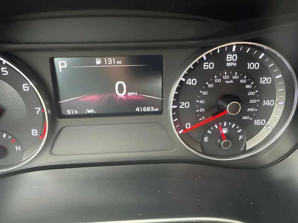 Used 2024  Kia LXS image 21
