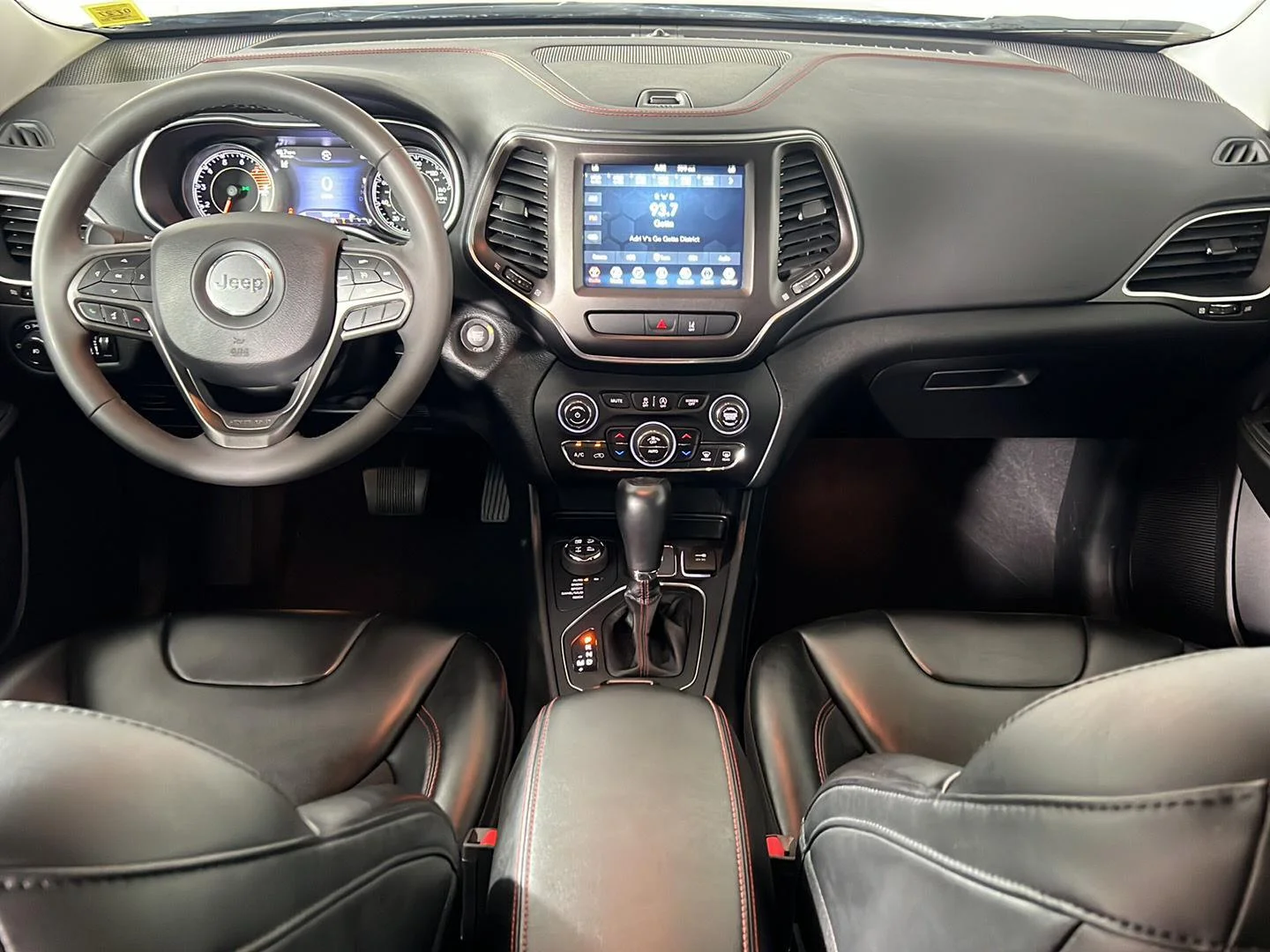 Used 2022 Granite Crystal Metallic Clearcoat Jeep Trailhawk image 27
