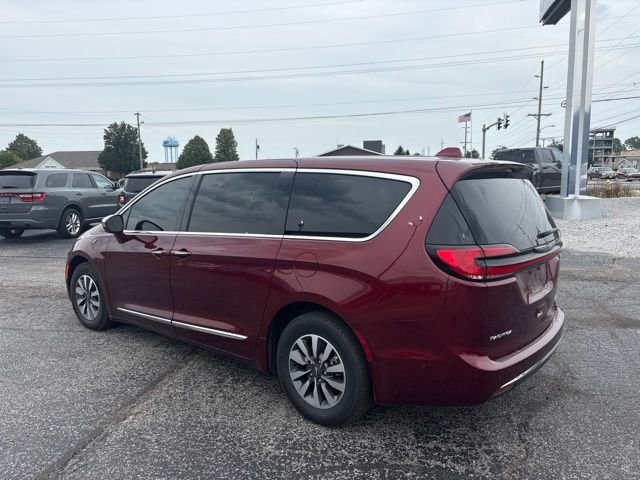 Used 2022 Red Chrysler Limited image 6