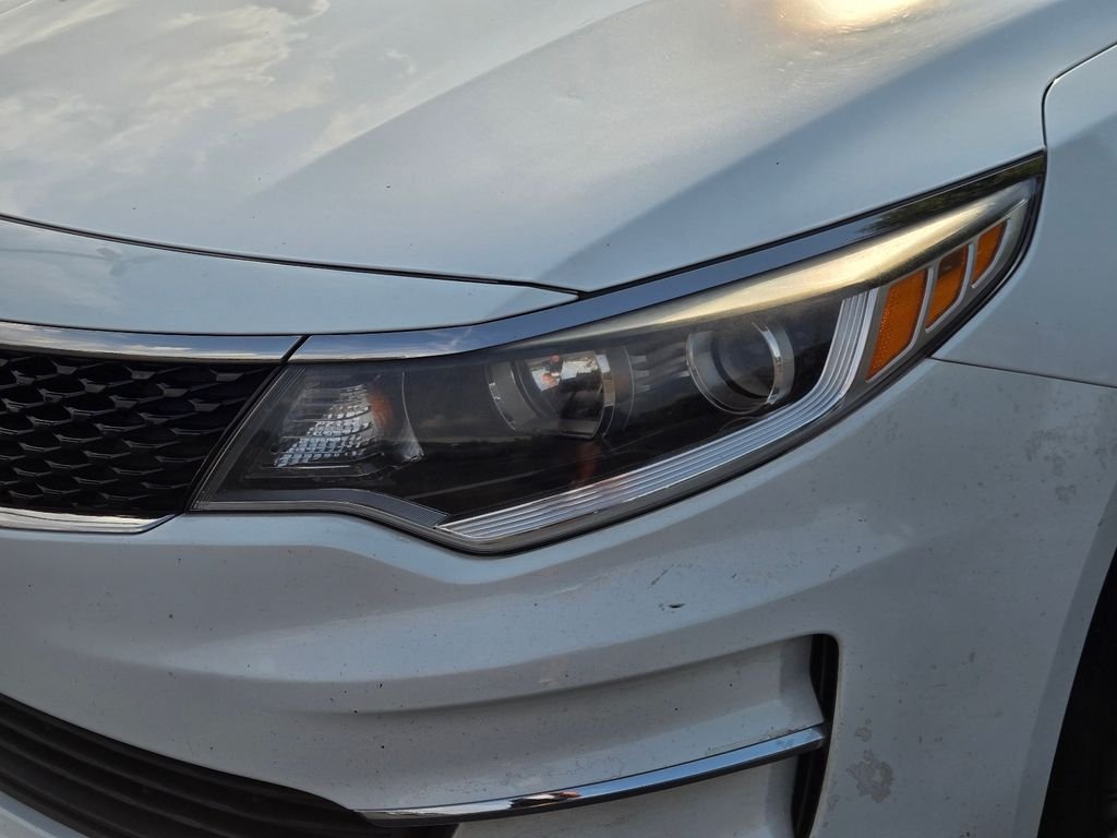 Used 2018 White Kia LX image 4