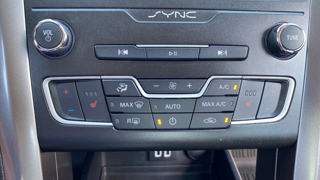 Used 2020 Oxford White Ford SE image 17