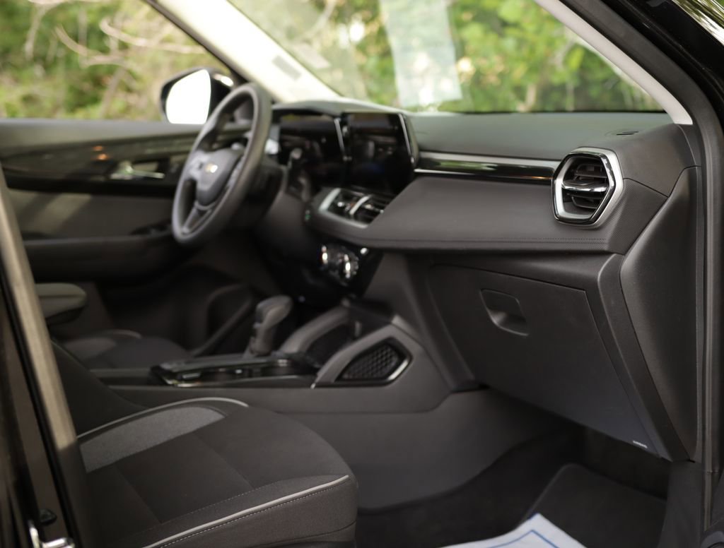 Used 2025 Mosaic Black Metallic Chevrolet LT image 27