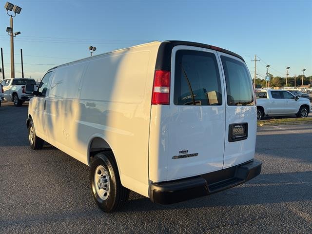New 2025 Summit White Chevrolet WT image 5