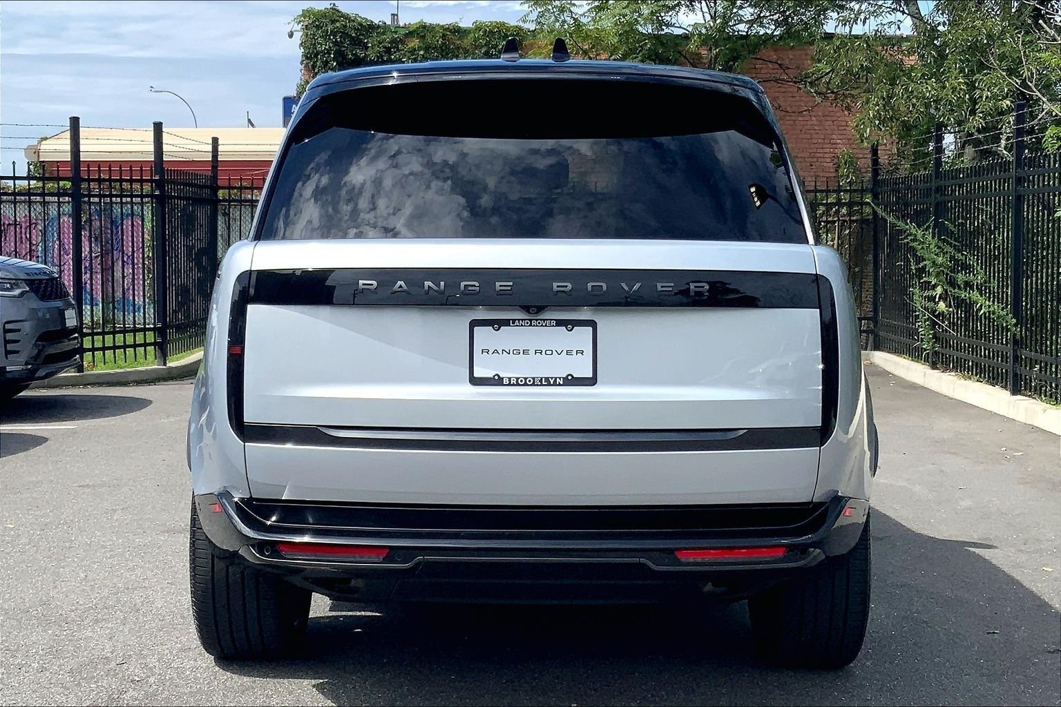 Certified Used 2025 Hakuba Silver Metallic Land Rover SE image 4