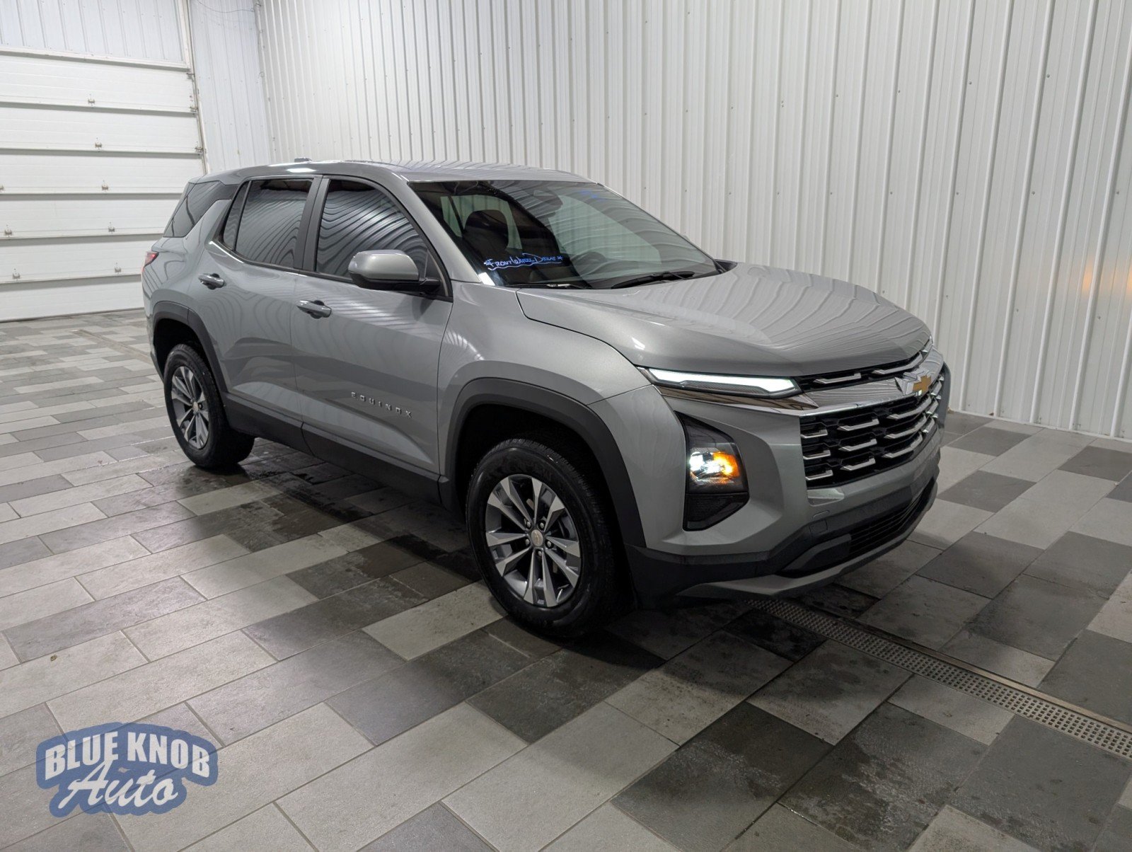 2025 Chevrolet Equinox LT photo 3