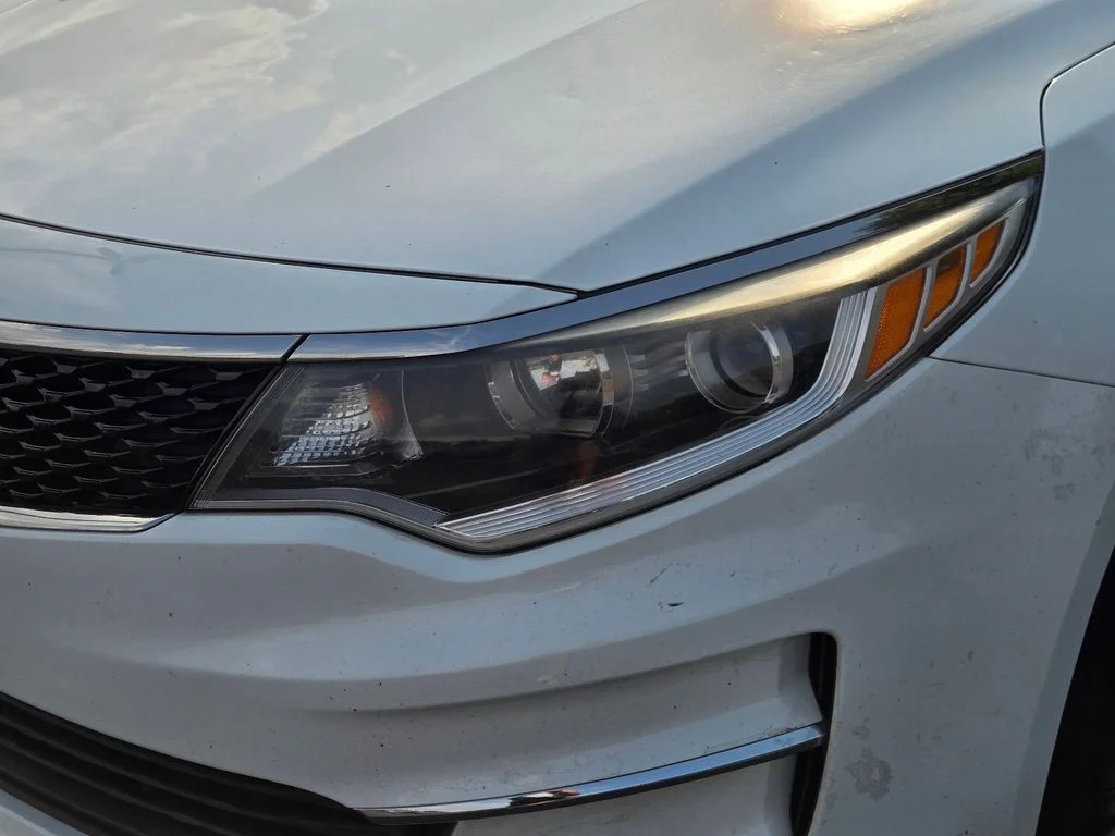 Used 2018 White Kia LX image 4