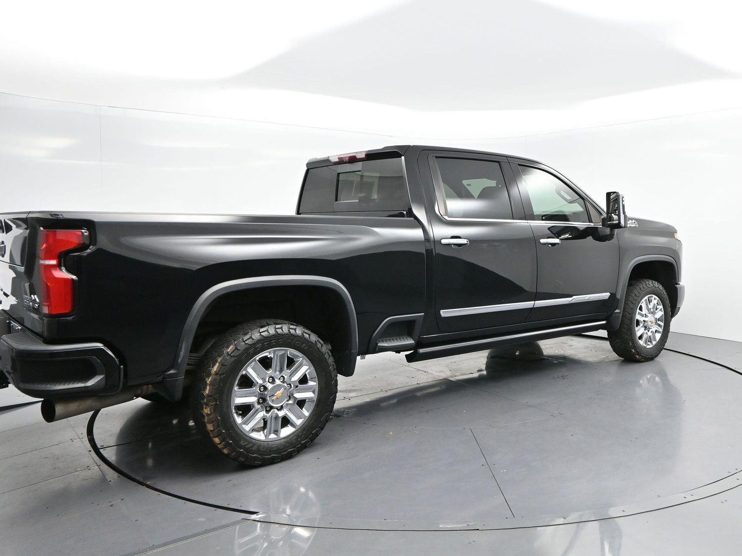 Used 2024 Black Chevrolet High Country image 7