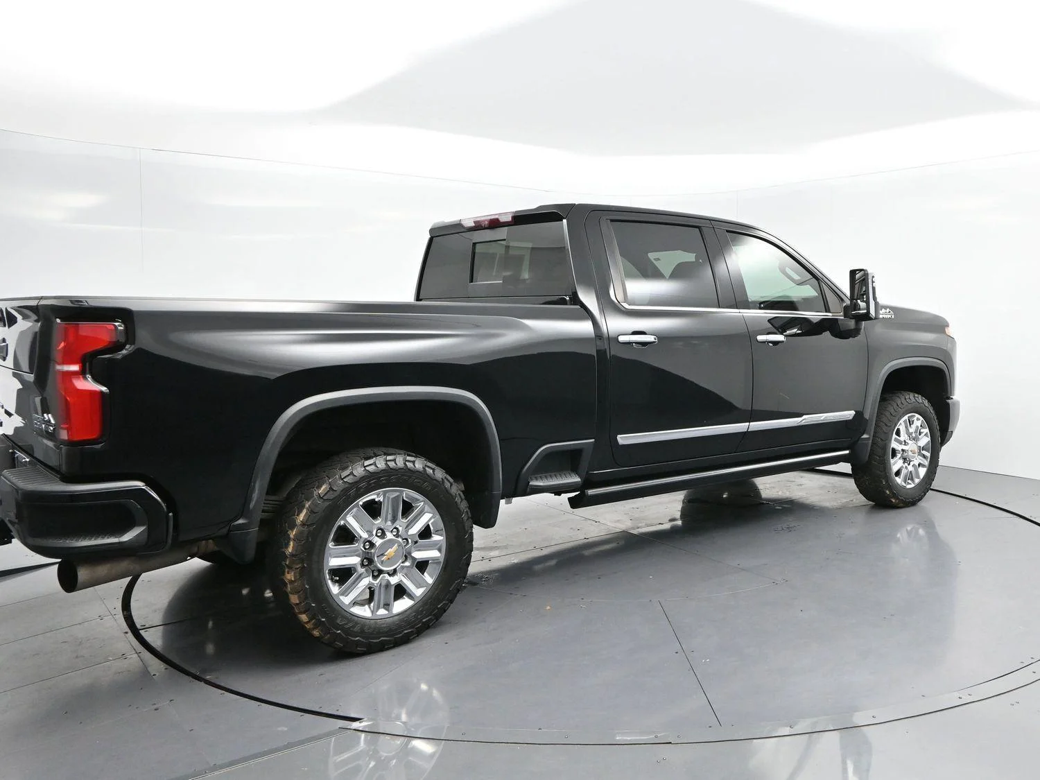 Used 2024 Black Chevrolet High Country image 7