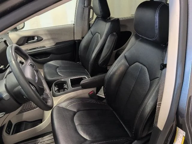 Used 2023  Chrysler Touring L image 19