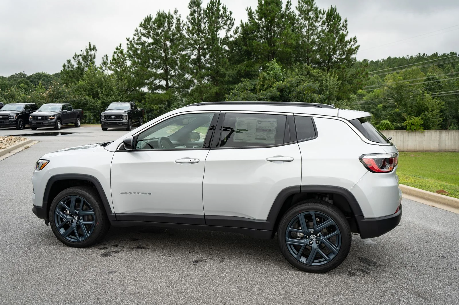 New 2026 Silver Zynith Metallic Clear-Coat Exterior Paint Jeep  image 7