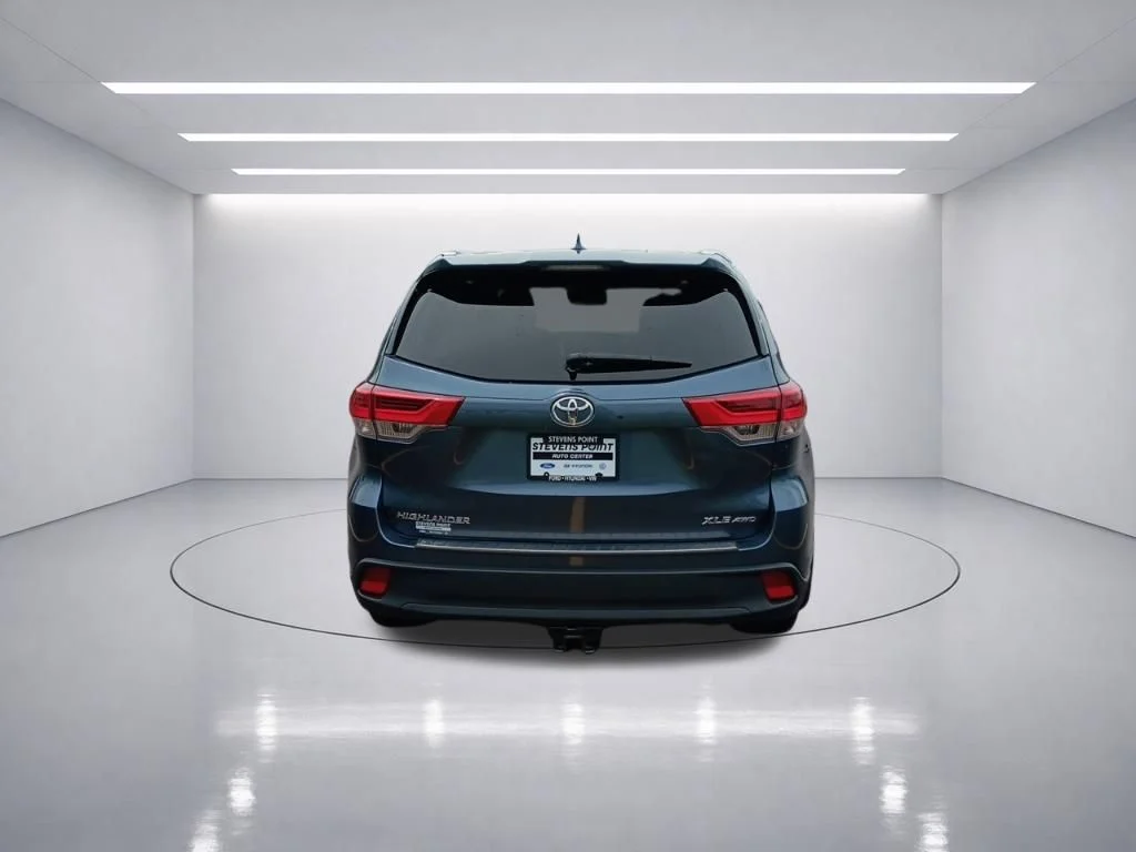 Used 2019 Shoreline Blue Pearl Toyota XLE image 21