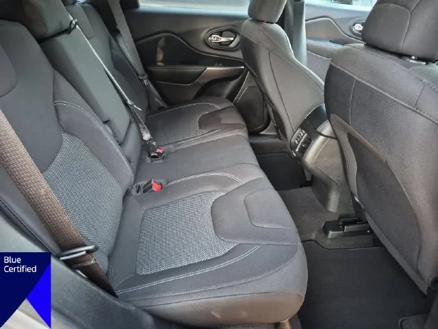 Used 2020 Silver Jeep Latitude image 33