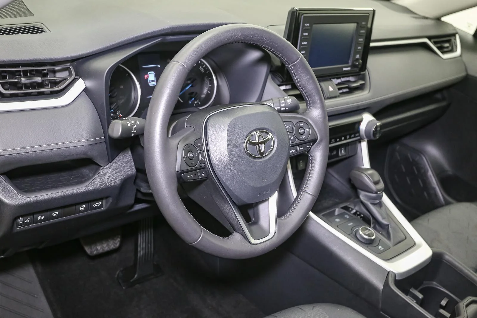 Certified Used 2022 White Toyota XLE image 25