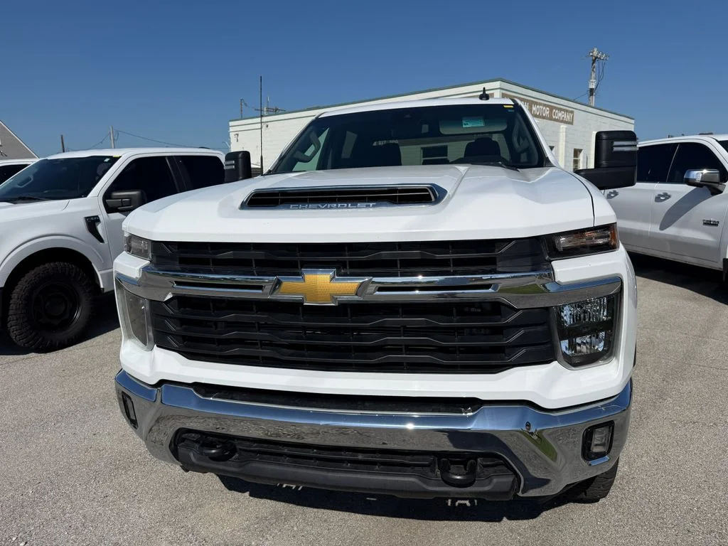 Used 2025 White Chevrolet LT image 9