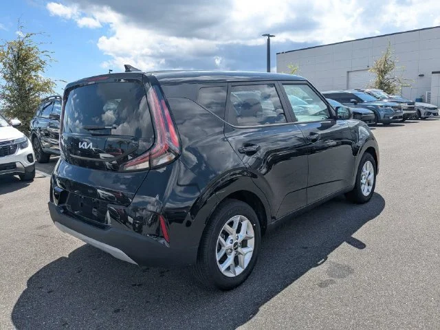 Used 2025  Kia LX image 3