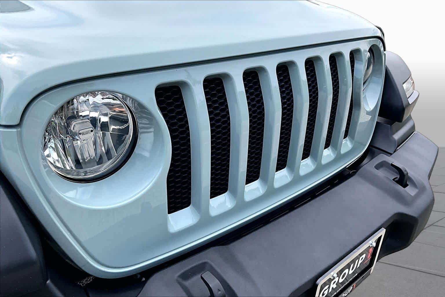 Used 2023 Earl Clearcoat Jeep Sport S image 32