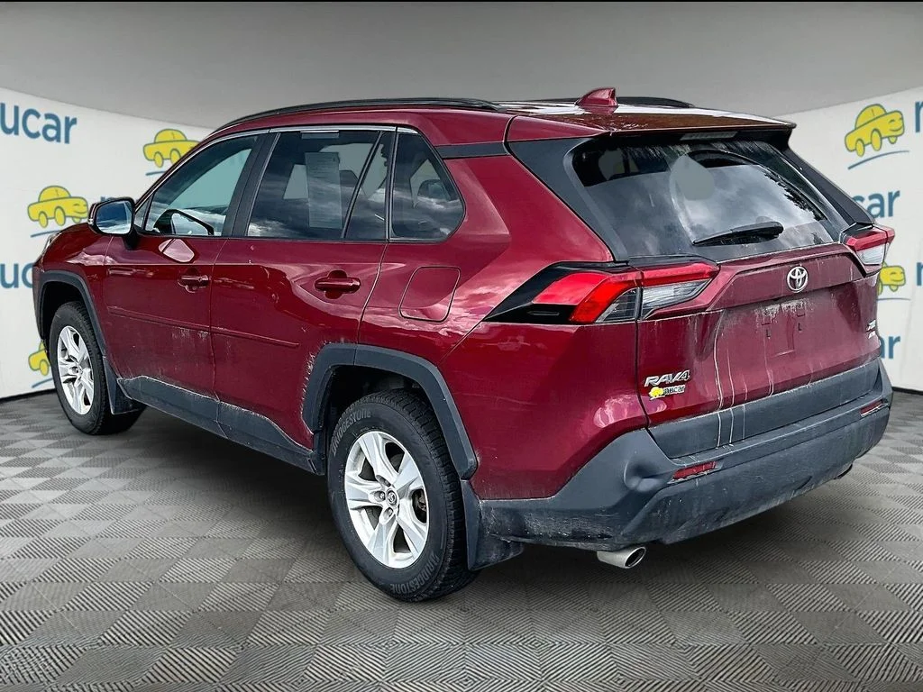 Used 2020 Pearl Toyota XLE image 3