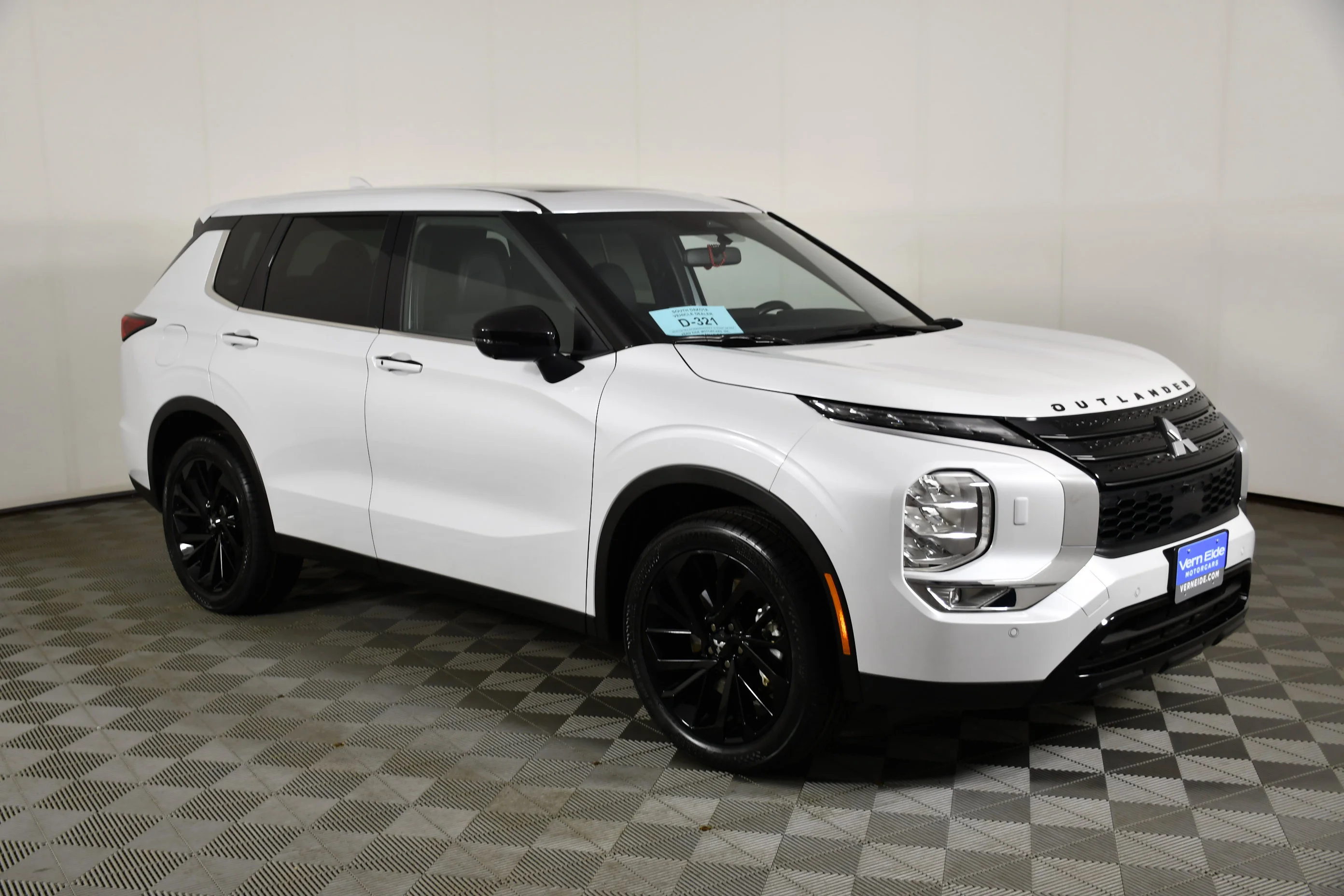 Certified Used 2024 White Diamond Mitsubishi SE Black Edition w/Pano Roof image 4