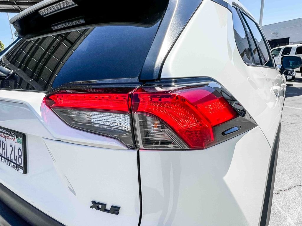 Used 2021 White Toyota XLE Premium image 8