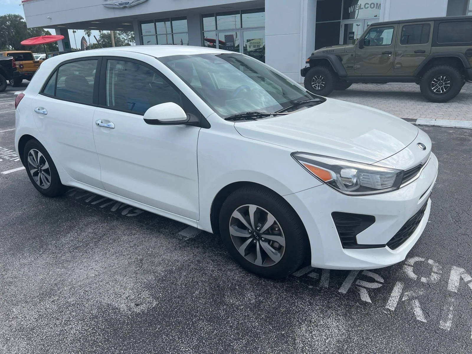 Used 2021 White Kia S image 2