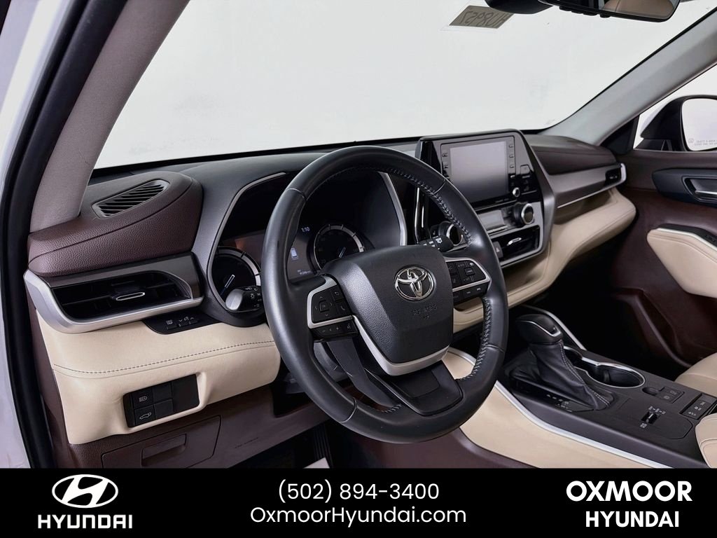 Used 2022 Wind Chill Pearl Toyota Hybrid XLE image 9