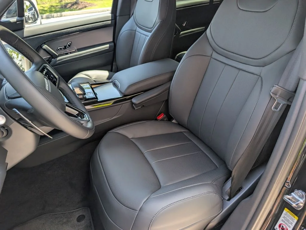 New 2026 Santorini Black Land Rover SE image 5