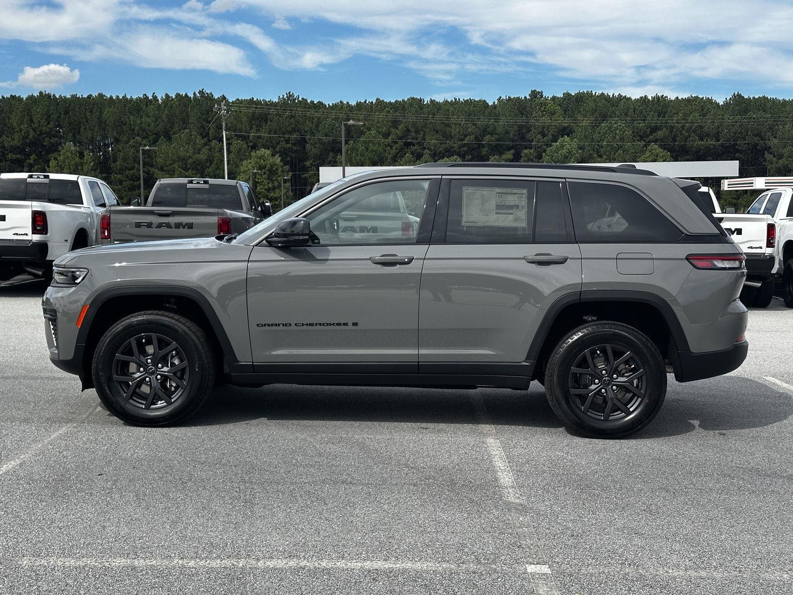 New 2027 Sting-Gray Clear-Coat Paint Jeep Laredo Altitude image 5
