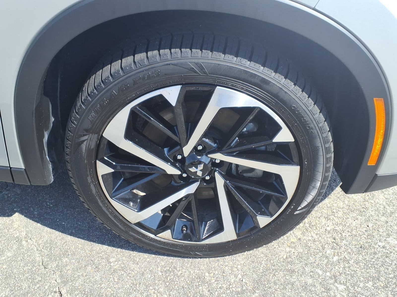 Used 2024 White Diamond/Black Roof Mitsubishi SE image 5
