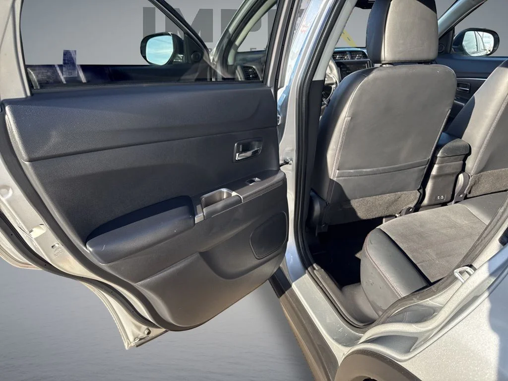 Used 2023 Silver Mitsubishi 2.0 ES image 30