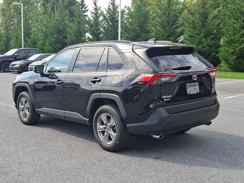 2025 Toyota RAV4 XLE - Photo 6