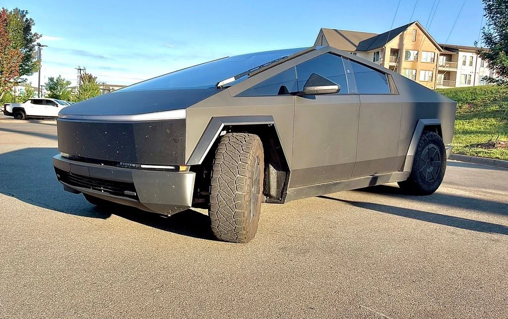 Used 2025  Tesla Base image 10