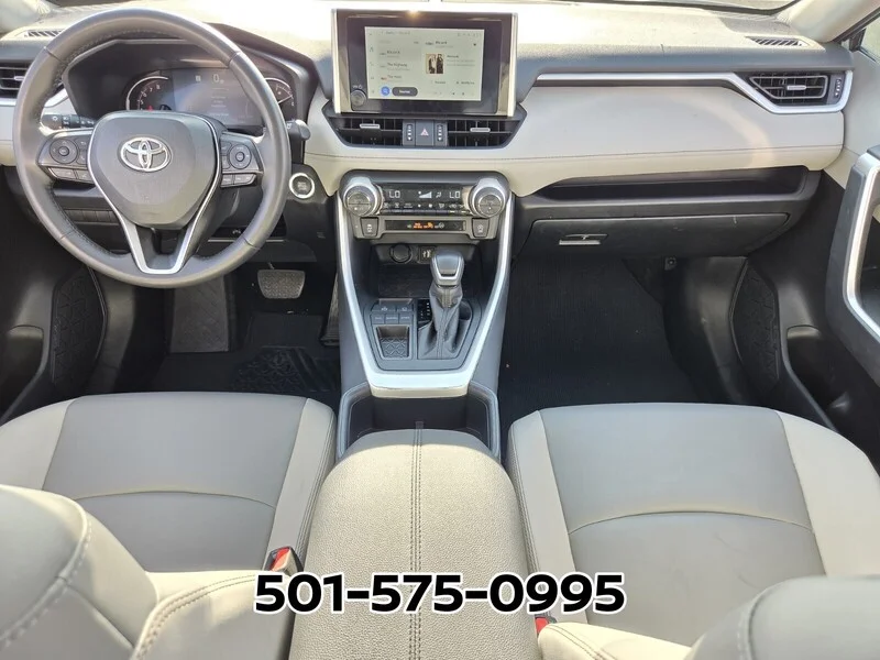Used 2025 Silver Sky Metallic TOYOTA XLE PREMIUM FWD image 15