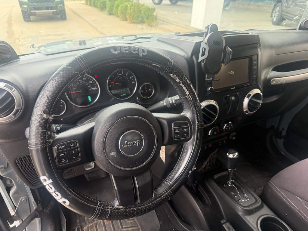 Used 2014 Blue Jeep Sahara image 3