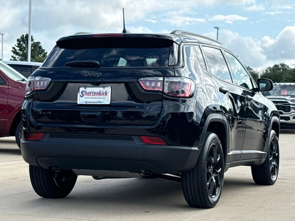 New 2026 Diamond Black Crystal Pearl-Coat Exterior Paint Jeep Latitude image 8