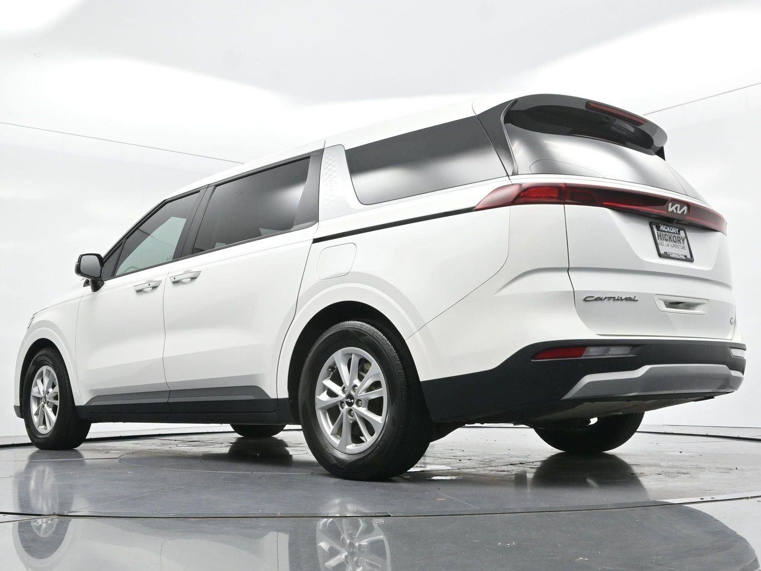 Used 2022 Snow White Pearl Kia LXS image 48