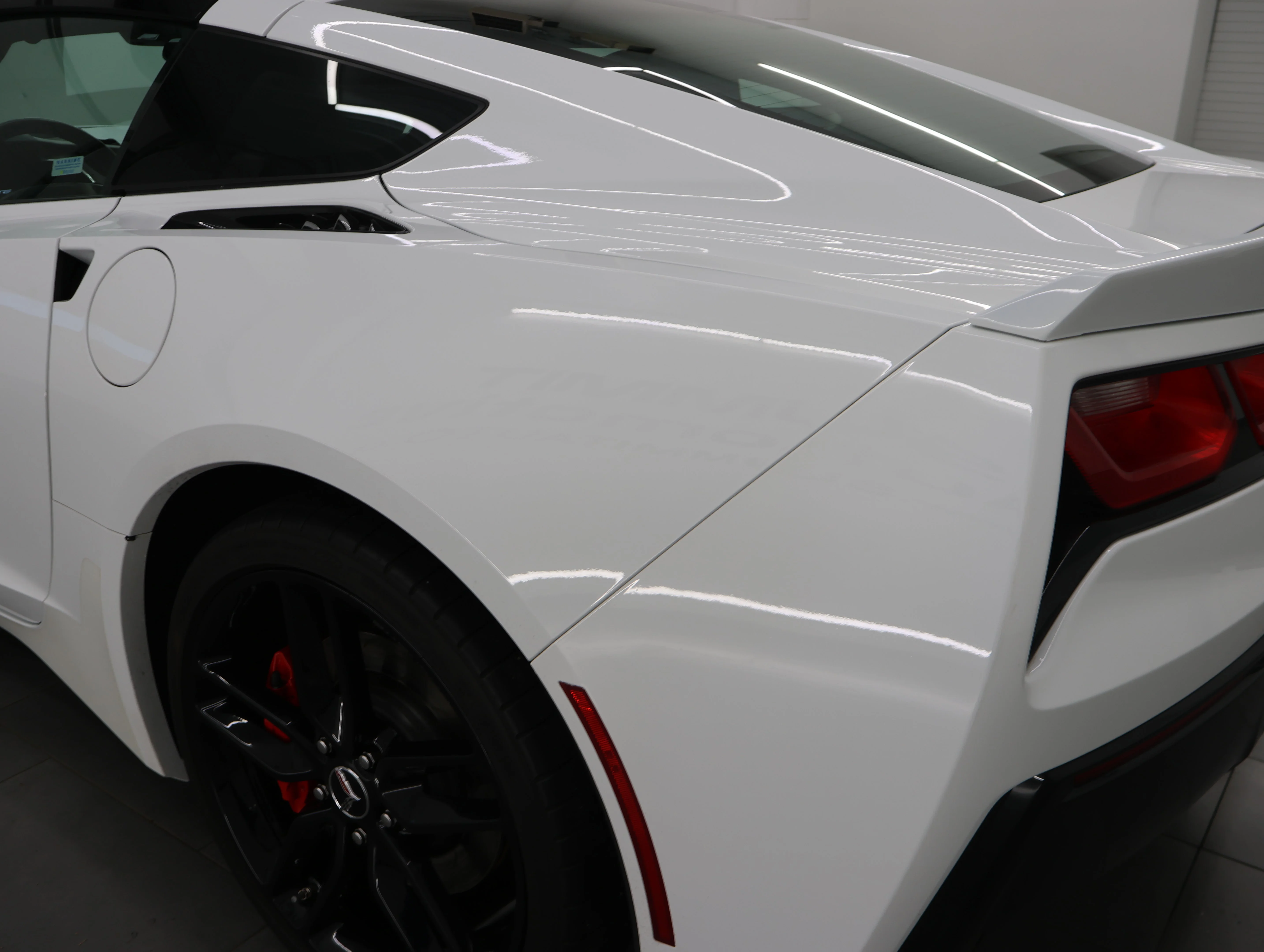 Used 2015 Arctic White Chevrolet Stingray Z51 image 26